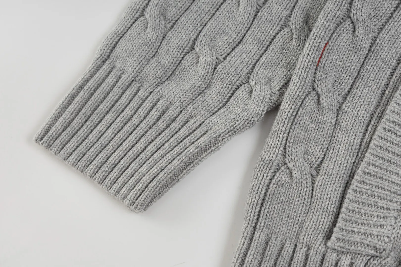 P260 #R98 RALPH LAUREN Ralph Lauren nine-color classic small label embroidery logo full zipper knitted cable cardigan sweater, high-density LOGO embroidery on the chest, original customization of tag accessories. Made of pure cotton yarn, pure cotton is skin-friendly and comfortable, small label war horse embroidered twist zipper cardigan sweater 🐎 high quality, follow the blogger to learn how to wear it! Let’s buy a Ralph Lauren cable sweater. It’s a super hard-to-find series after it became popular. It’s hard to find one on the official website. It’s simple and practical to wear, with a lazy and loose feel. The thickened fabric has more texture, feels soft and delicate, and has a loose fit. Whether worn alone or layered, you can wear different styles of fashion with just one piece!   Size：XS S M L